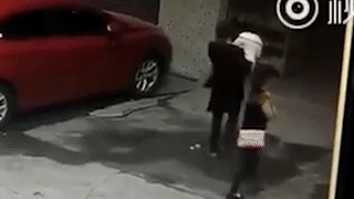 Co gai nga bat tinh, gay 3 xuong co vi bi cho roi trung dau hinh anh