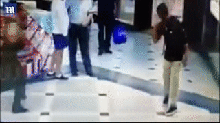 Chang trai ngang chan giup canh sat ha guc ten trom dang bo chay hinh anh