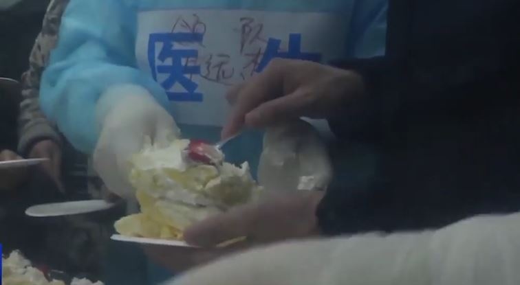 Tiec sinh nhat cho benh nhan duoc to chuc tai benh vien Vu Han hinh anh