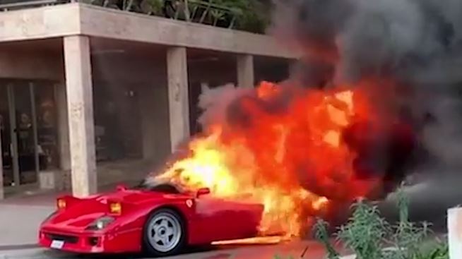 Sieu xe Ferrari boc chay, hang xom dung voi tuoi cay dap lua hinh anh