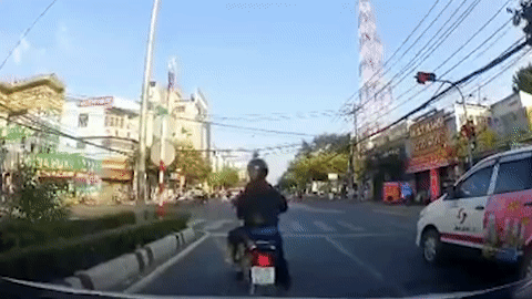 Tai xe oto tan cong nguoi lai xe may vi bi chan dau khieu khich hinh anh