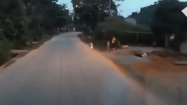 Tai xe oto phanh gap cuu em be dot ngot lao ra duong hinh anh