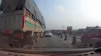 Xe tai khuat tam nhin dam oto tren cau Thanh Tri hinh anh