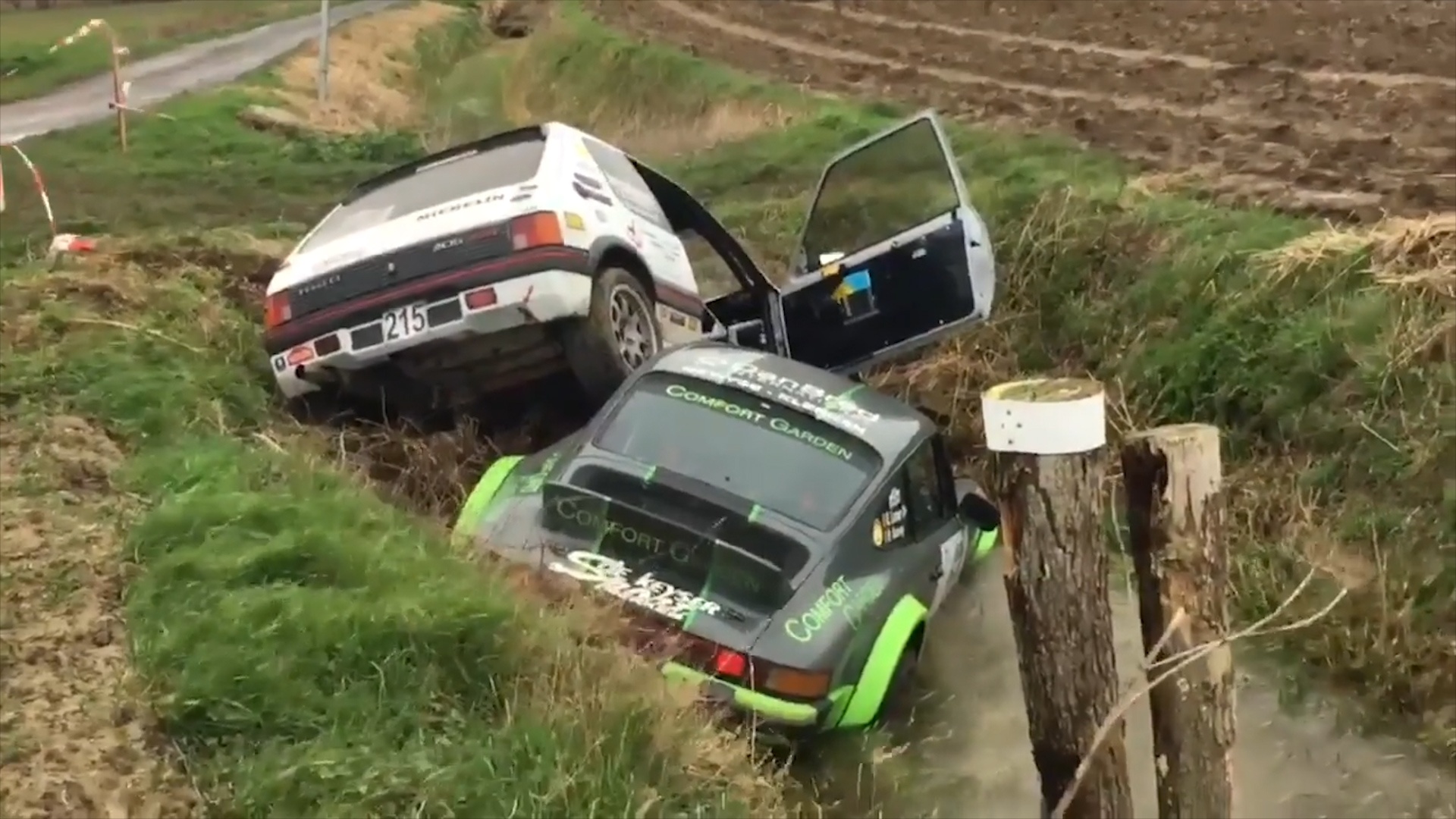 Xe dua cung nhau roi xuong ho ben duong chay hinh anh