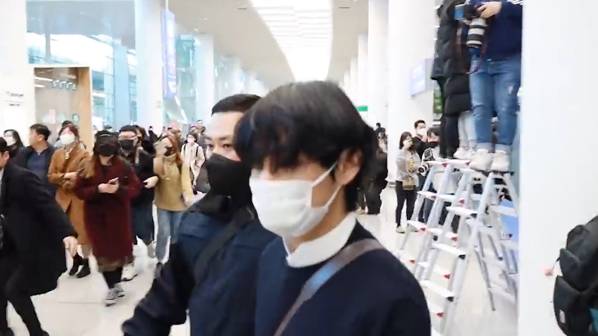 BTS che kin mat giua dich Covid-19 bung phat phuc tap o Han hinh anh