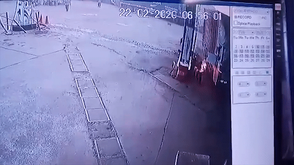 Nguoi dan ong boc chay khi dang do xang cho xe hinh anh