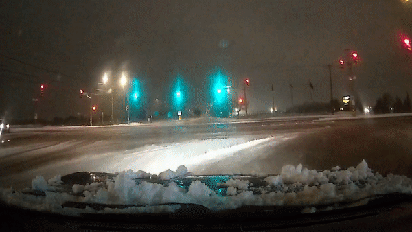 Oto vuot den do roi tong vao xe khac voi van toc 70 km/h hinh anh