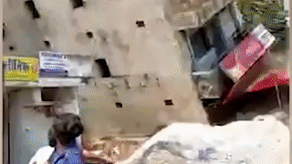 Toa nha 2 tang bat ngo sup do giua khu dong nguoi hinh anh