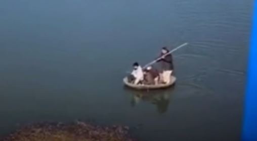 Canh sat bat giu nguoi dan co tinh vuot song trong mua dich benh hinh anh