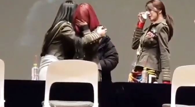 Nhom nhac Han khoc nuc no o su kien hinh anh