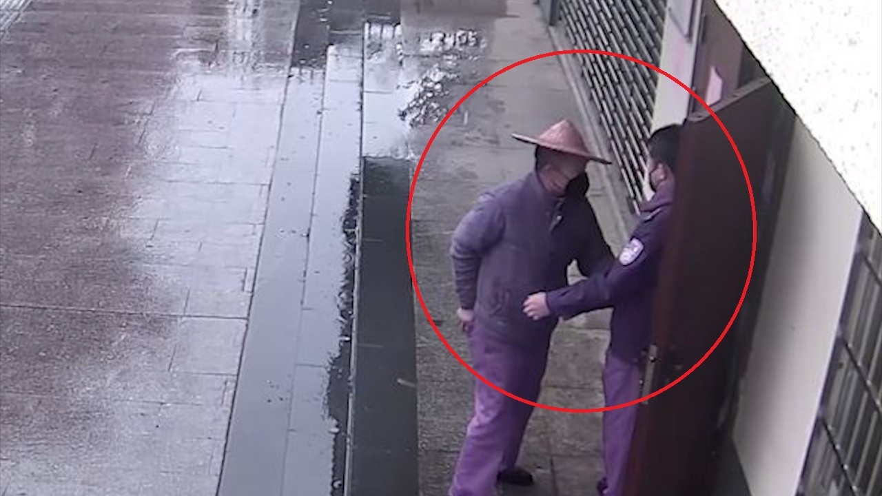 Cu gia TQ dui vao tay canh sat xap tien de mua khau trang roi voi di hinh anh