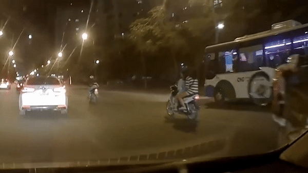 Hai nam thanh nien di xe may boc dau, lang lach tren duong hinh anh