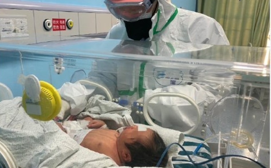 Be gai 17 ngay tuoi tu khoi virus corona ma khong can dieu tri hinh anh