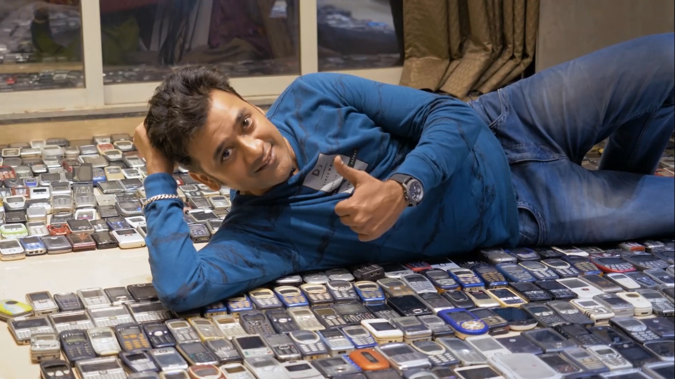 Nguoi dan ong so huu bo suu tap 2.371 dien thoai di dong hinh anh