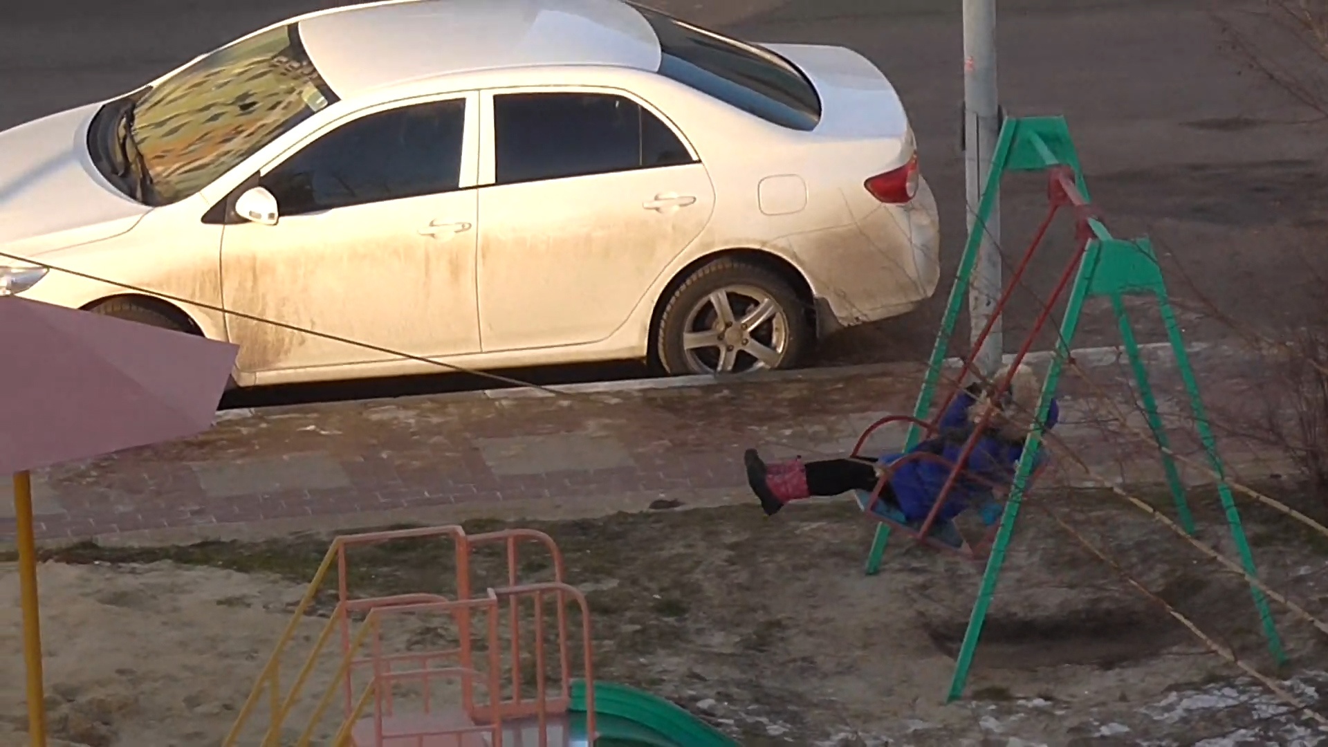 Keo day tu tang 4 cua chung cu de con choi xich du o Nga hinh anh