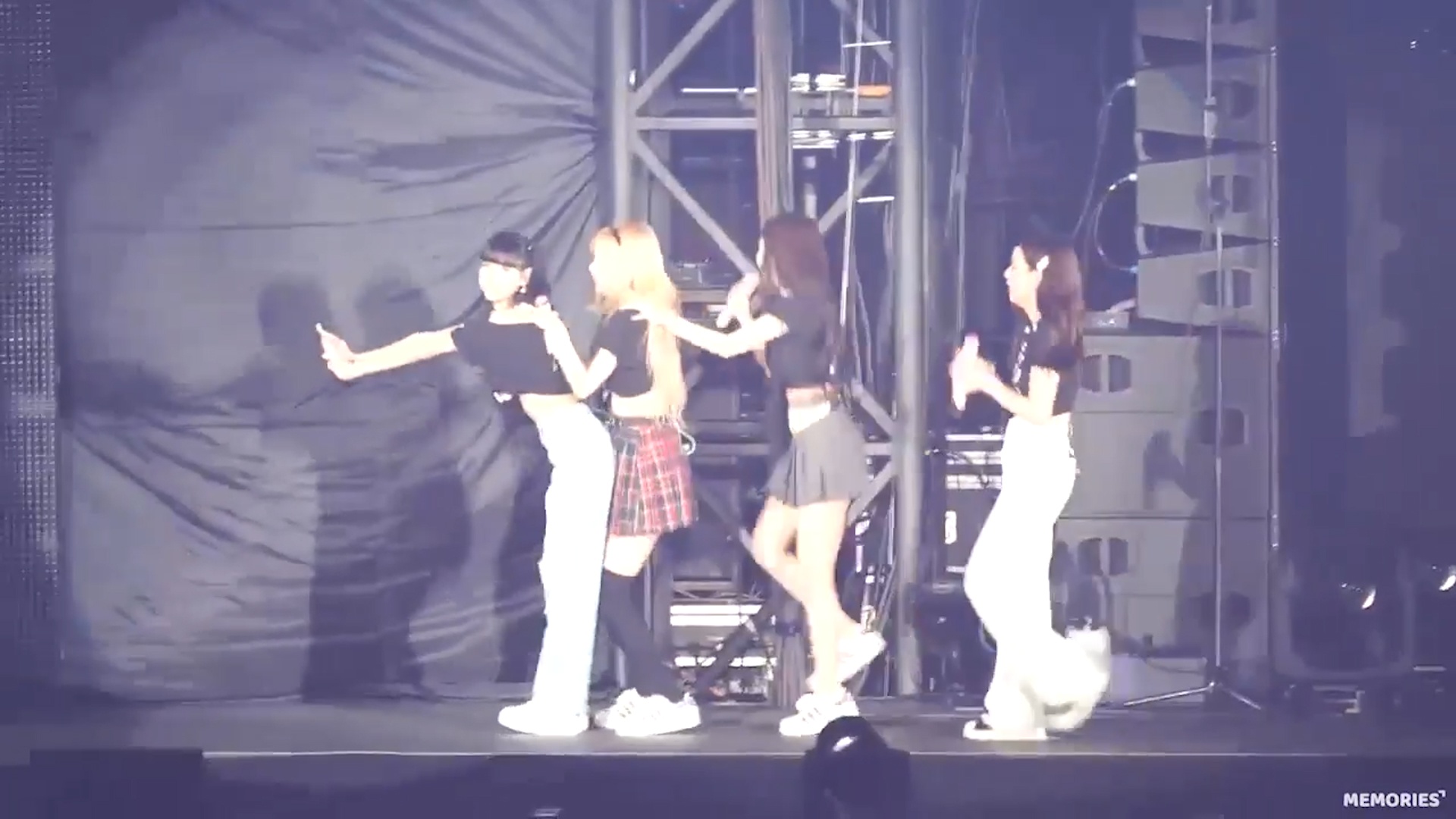 Khoanh khac vui nhon cua Black Pink hinh anh