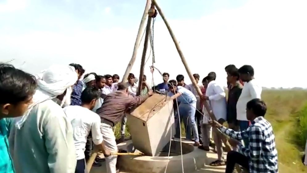 Nguoi dan phat hien 2 may ATM o day gieng An Do hinh anh