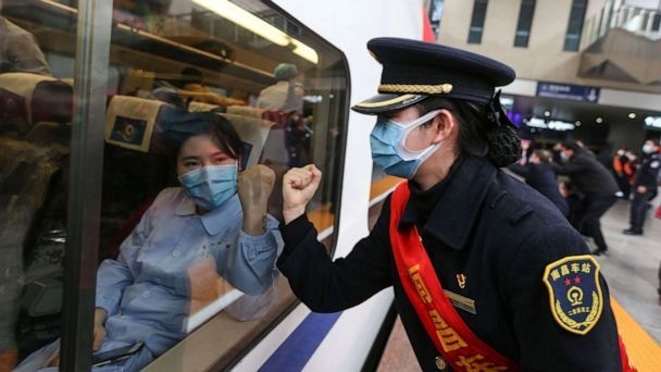 Luc luong canh sat cuu benh nhan bat chap dich benh corona hinh anh