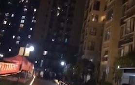 Ca chung cu dong thanh het len sung suong vi het thoi gian cach ly hinh anh