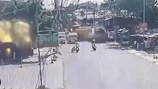 Container cho may xuc mat lai dam sap nha dan hinh anh