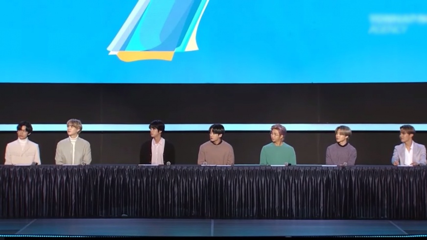 BTS hop bao qua livestream trong hoi truong trong hinh anh