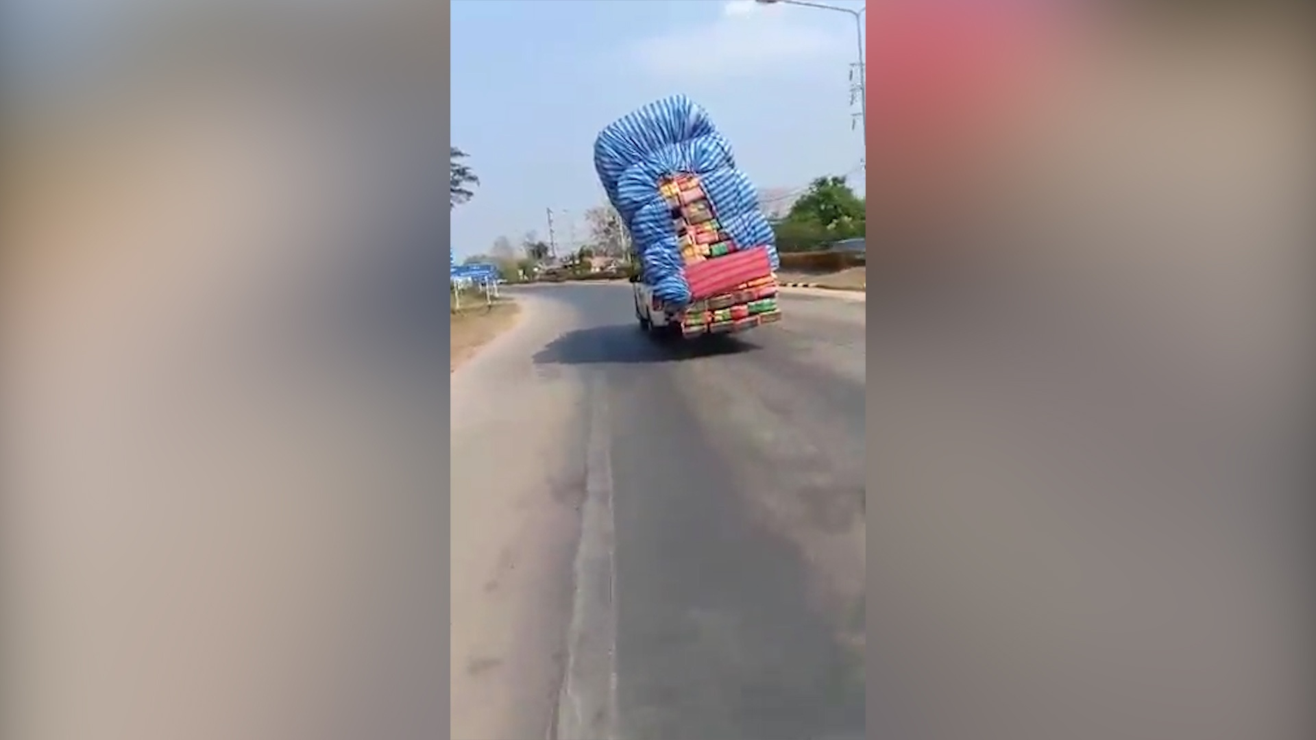 Xe tai cho hang cong kenh nghieng mot ben nhu sap lat hinh anh