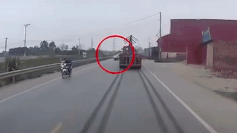 Xe dau keo phanh chay lop, kip thoi tranh xe khach tat dau hinh anh