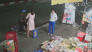 Nam thanh nien vo hoi mua hang roi om thung bia bo chay hinh anh