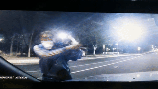 Nguoi dan ong say ruou dung thanh sat dap kinh oto hinh anh