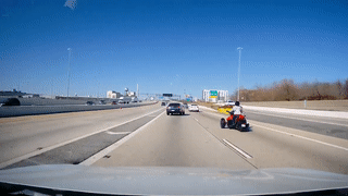 Oto dung dot ngot tren cao toc suyt gay tai nan lien hoan hinh anh