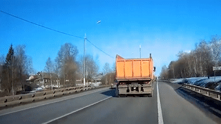 Xe tai roi banh xe khi dang chay tren duong hinh anh