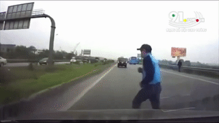 Nguoi dan ong bang qua duong khong quan sat bi oto dam trung hinh anh