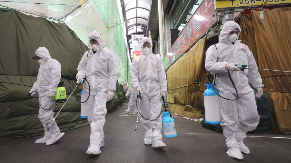 5 quoc gia, 5 cuoc dua chong lai virus corona hinh anh