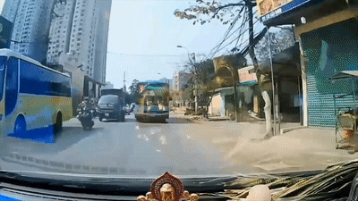 Xe bus vuot au, lan lan suyt dam vao oto di nguoc chieu hinh anh