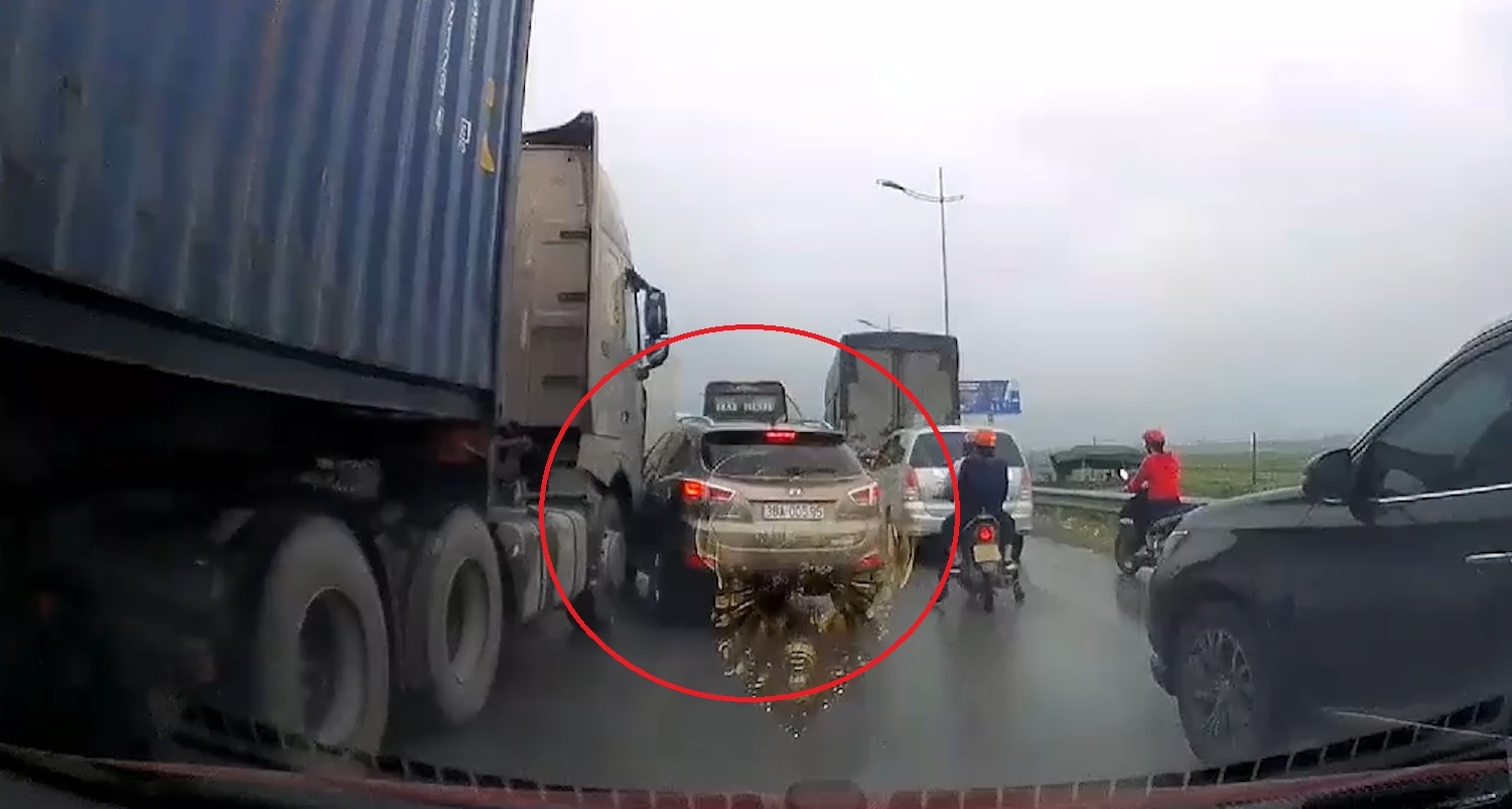 Container va cham voi oto vi chen nhau di truoc hinh anh