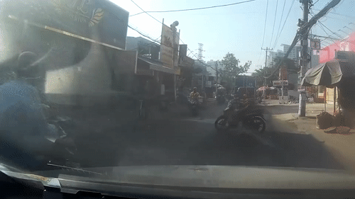 Xe may phanh gap nga truoc dau oto hinh anh