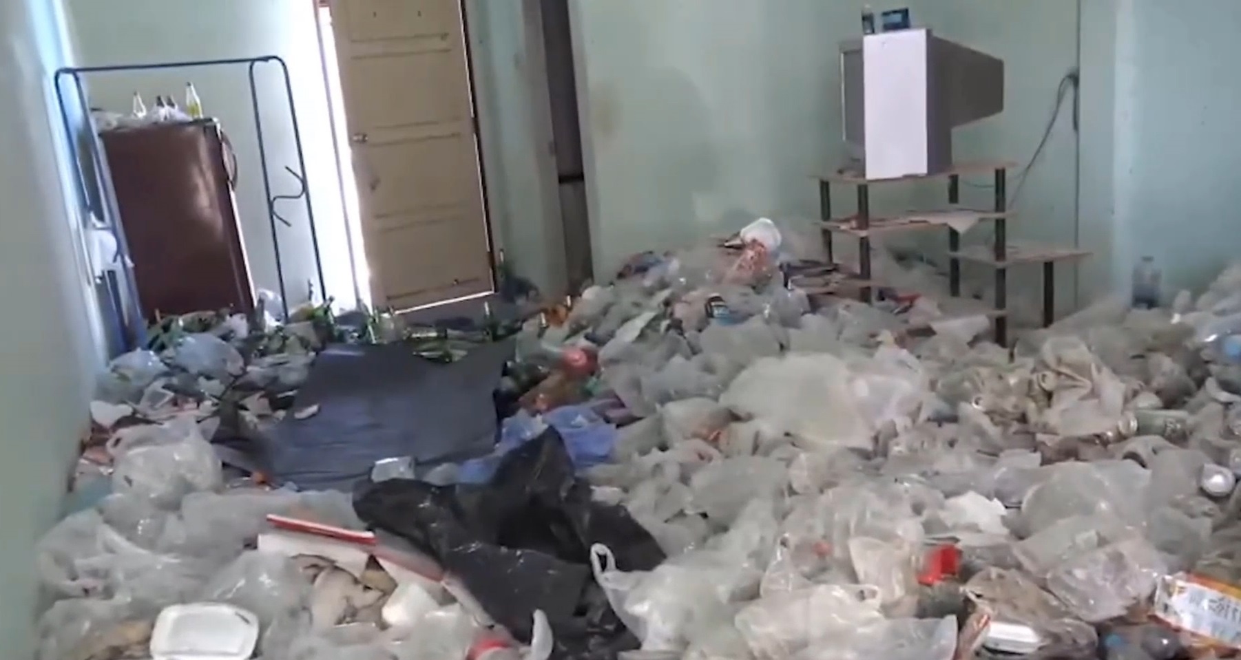 Nam thanh nien don khoi phong tro, de lai 'nui rac' cho chu nha hinh anh