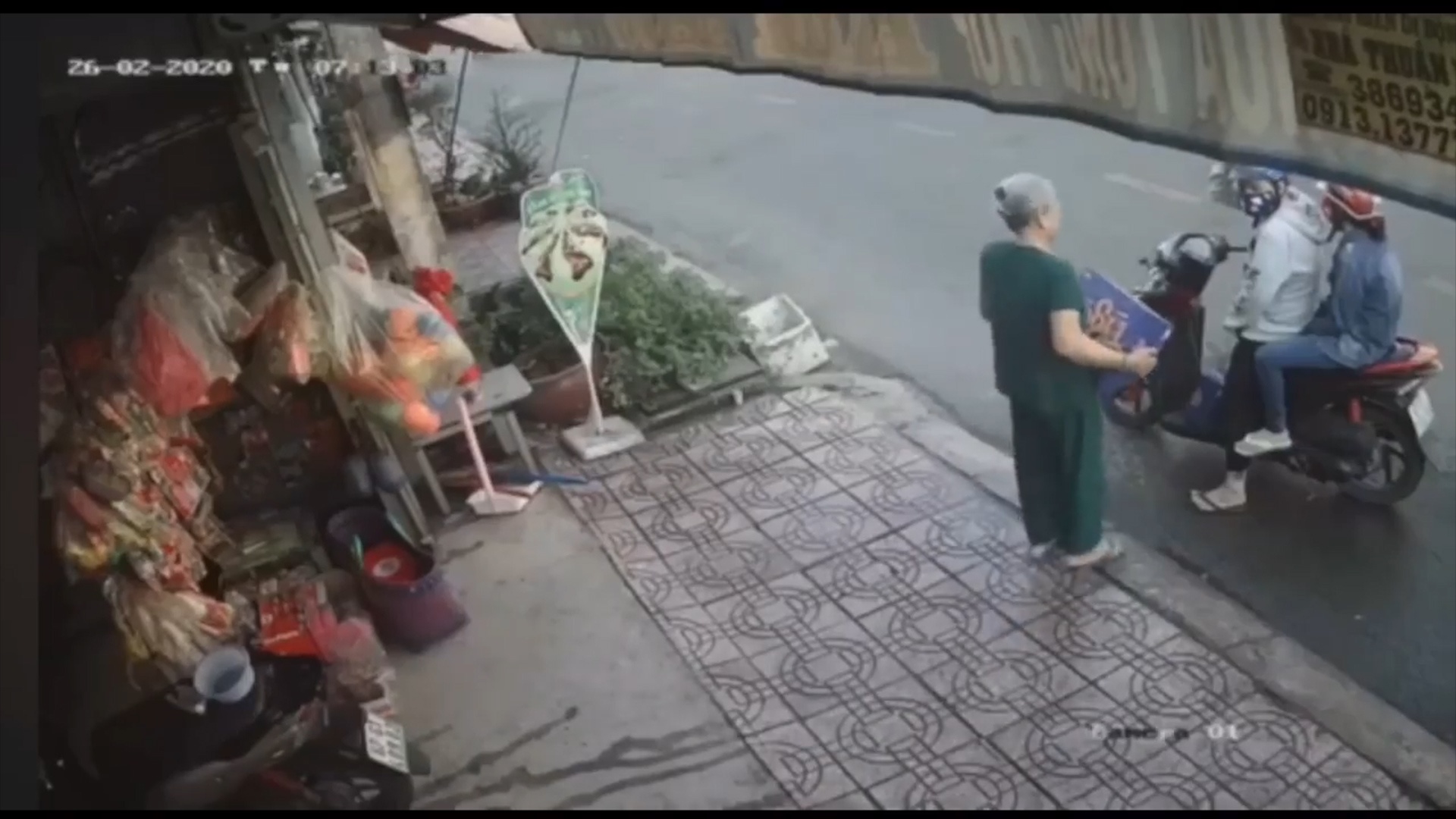 Doi nam nu khong tra tien, bo chay sau khi mua thung bia cua ba cu hinh anh