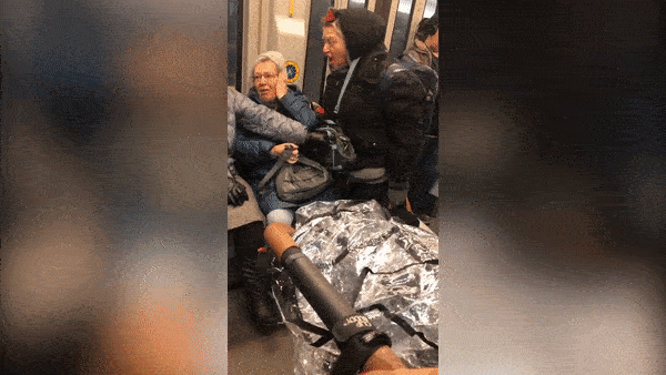 Ba cu lien tuc la het, danh nguoi khac de danh cho ngoi tren tau hinh anh