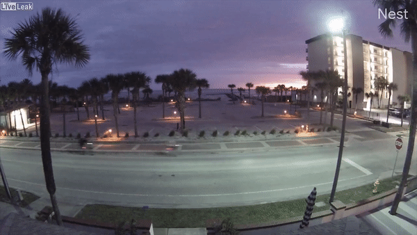 Oto tong lien tiep 2 nguoi di xe dap roi bo chay hinh anh