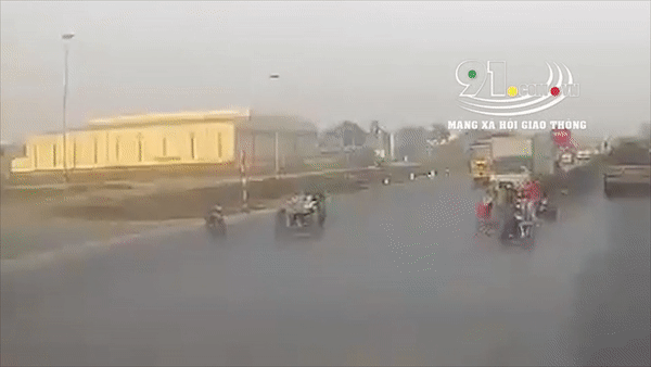 Tai xe chay Exciter tong vang nguoi di xe dap dien qua duong hinh anh