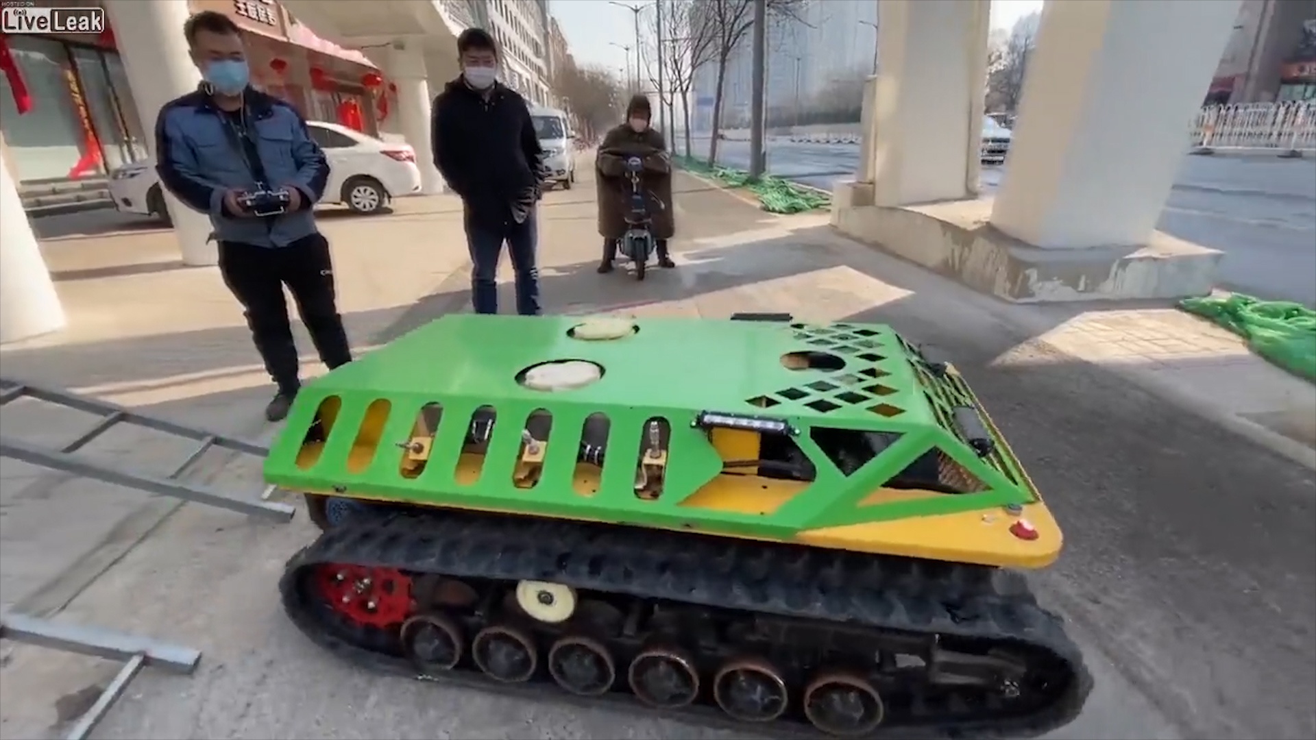 Xe tang mini phun thuoc khu trung de chong lai COVID-19 o Trung Quoc hinh anh