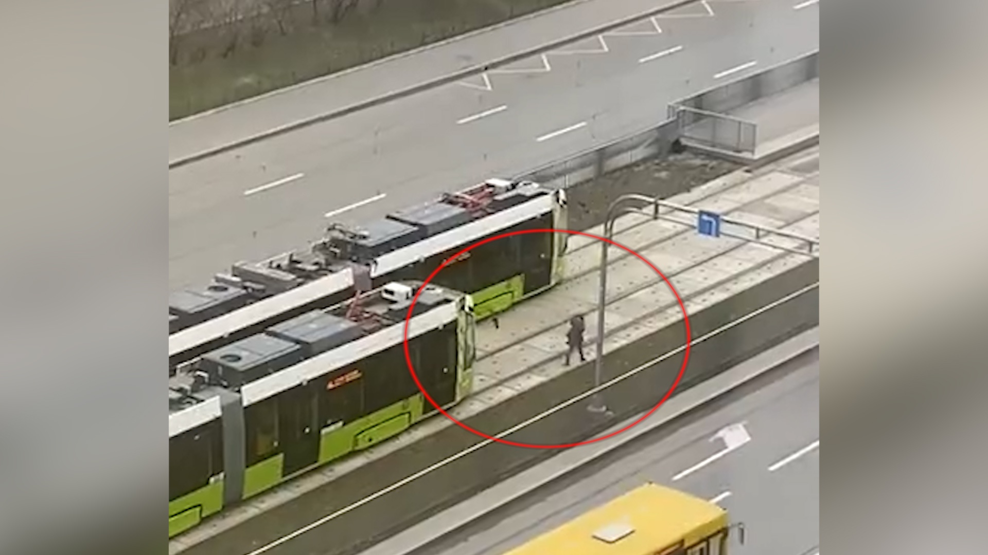 Co gai deo tai nghe can tau dien ngam tang toc o Nga hinh anh