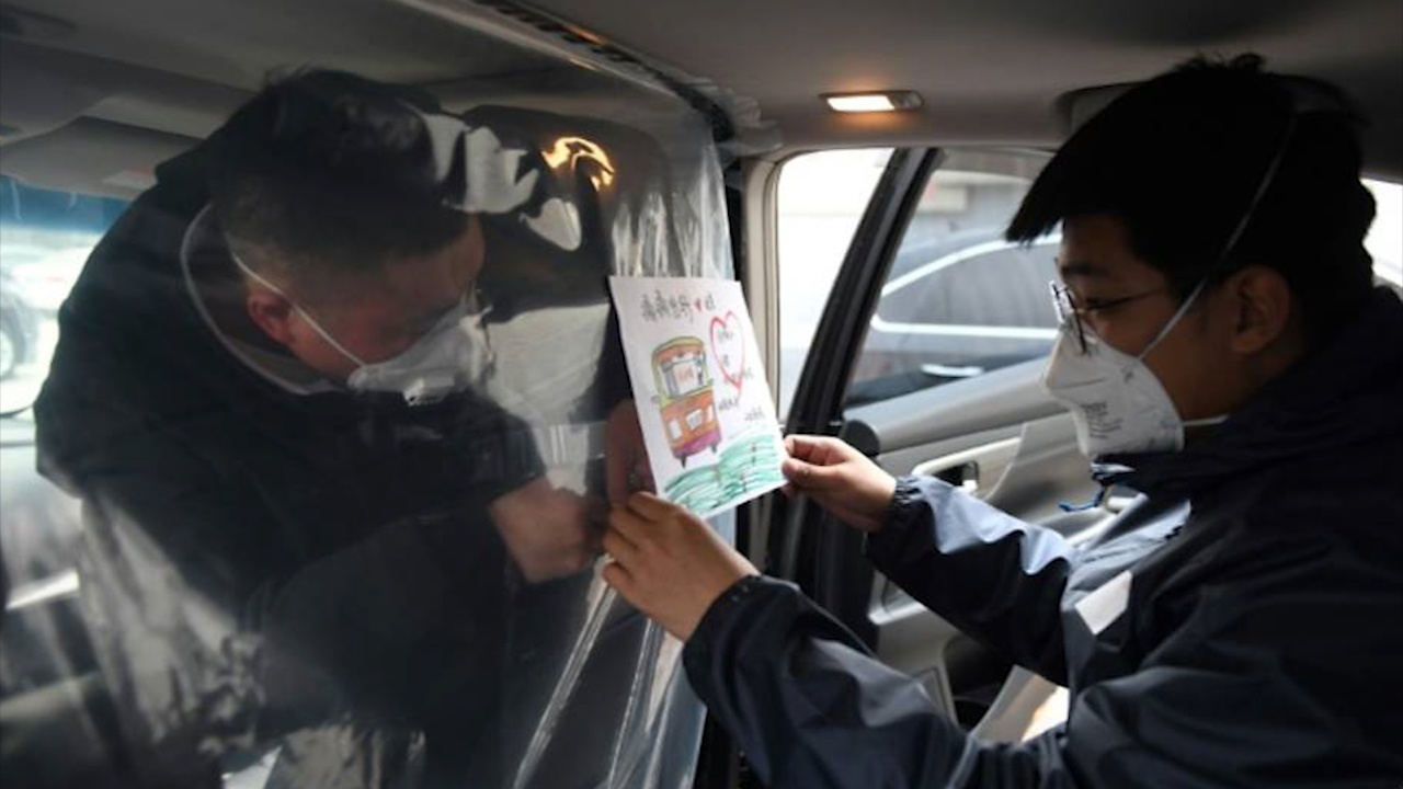 Tai xe taxi Trung Quoc lap man nhua trong oto de ngua virus corona hinh anh