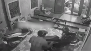 Ke gian dot nhap vao nha lay trom xe may o TP.HCM hinh anh