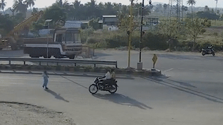 Tai xe say xin lao vao dai phan cach hinh anh