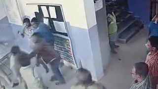 Nhan vien tram thu phi dam da tui bui 2 tai xe hinh anh