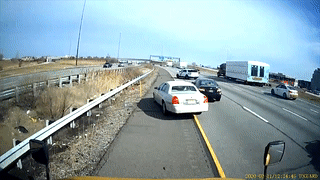 Oto dot ngot chuyen lan khien container dam roi ca dau xe hinh anh