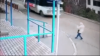 Nga ngay truoc dau xe buyt, nguoi phu nu may man thoat chet hinh anh