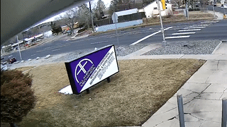 Tai xe xe ban tai mat lai dam gay cot dien hinh anh